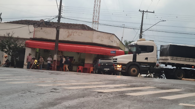  Acidente em Borrazópolis Carreta arrasta VW Gol na rotatória