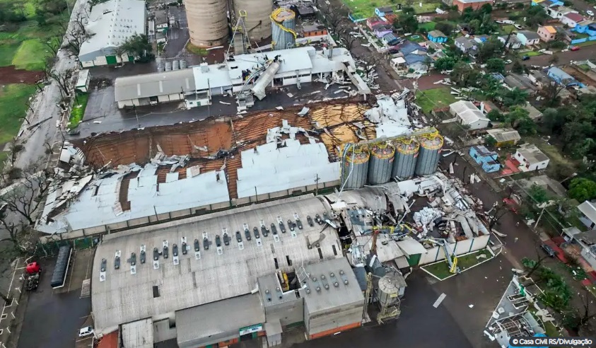  Tempestade repentina destelha casas e comércio em São Luiz Gonzaga