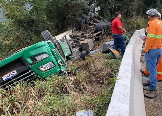  Carreta se envolve em acidente na BR-376 em Ortigueira