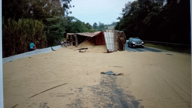  Acidente na BR-376 em Ortigueira deixa motorista preso nas ferragens e carga saqueada