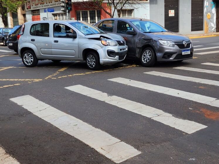  Batida entre carros é registrada no centro de Apucarana