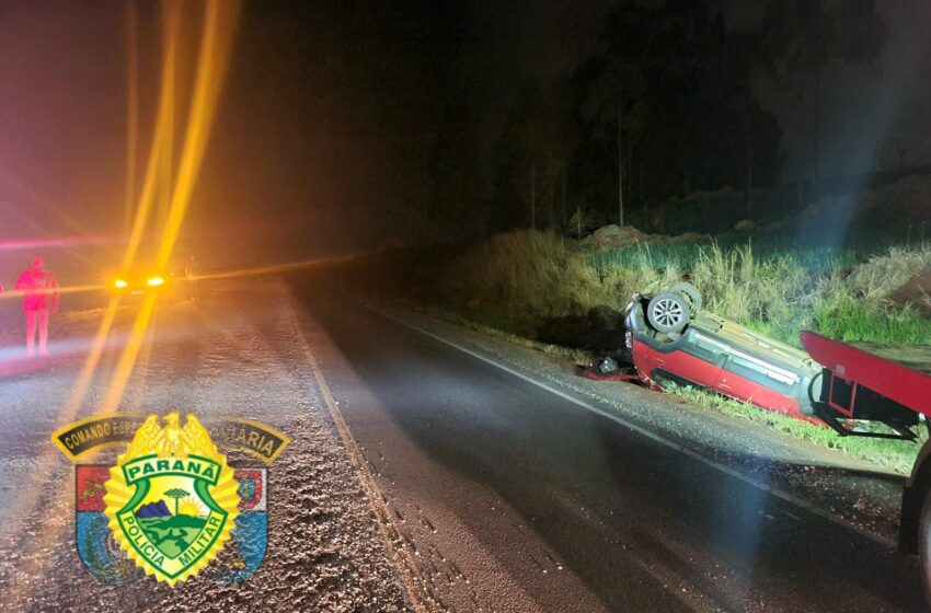  Carro de Ivaiporã capota na PR-170 em Apucarana