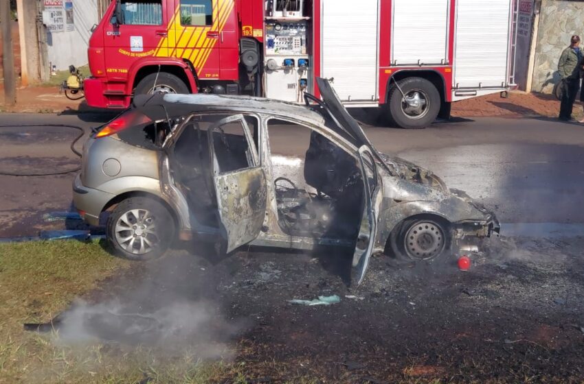  Carro fica destruído após pegar fogo em Arapongas