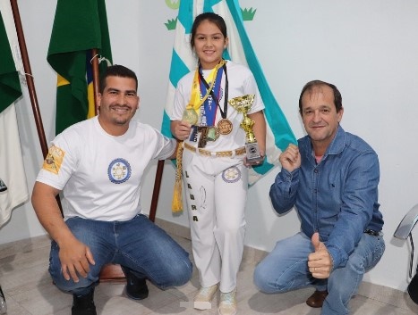  Pequena Laura de Jardim Alegre vai disputar Campeonato de Capoeira com nível de mundial