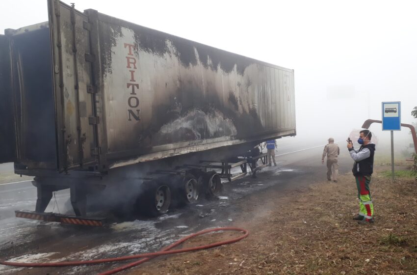  Incêndio em carreta é registrado na BR-376 em Mauá da Serra