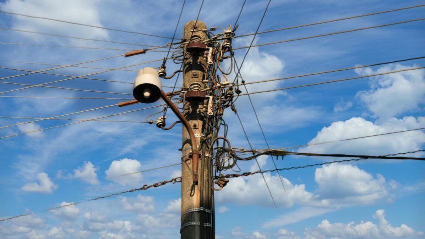  Agências reguladoras divergem sobre o uso de postes de energia