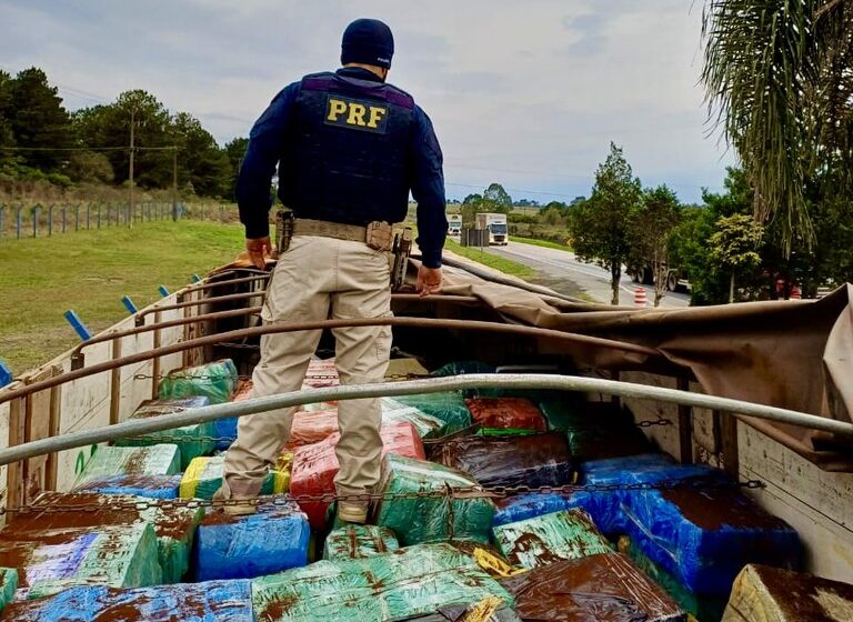  PRF no Paraná apreende 10 toneladas de maconha e faz a maior apreensão do ano no estado