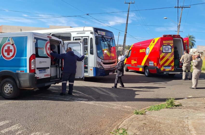  Acidente em bairro de Apucarana deixa 10 passageiros de ônibus feridos