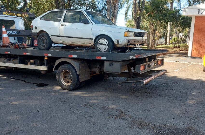  PM de Apucarana encontra carro furtado em terreno baldio