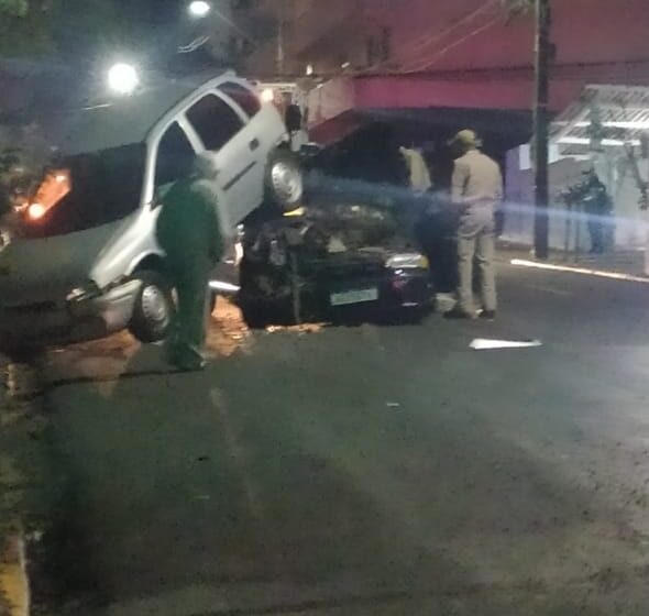  Motorista bate em carro estacionado em frente ao Quartel dos Bombeiros de Apucarana