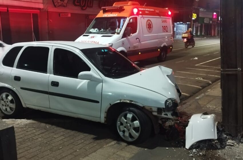  Motorista fica ferido após bater contra poste em Arapongas