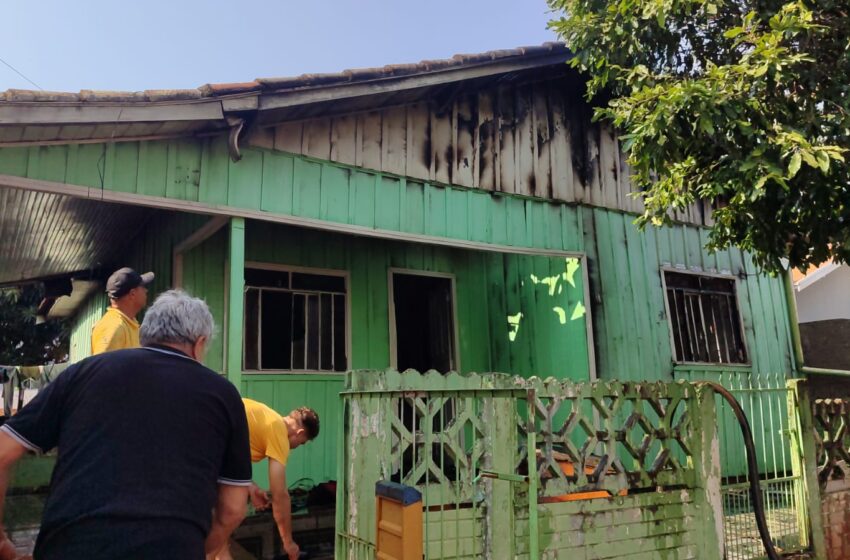  Casa pega fogo no Centro de Borrazópolis