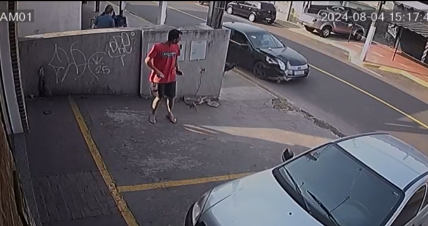  Carro bate contra bar e foge em Apucarana; veja