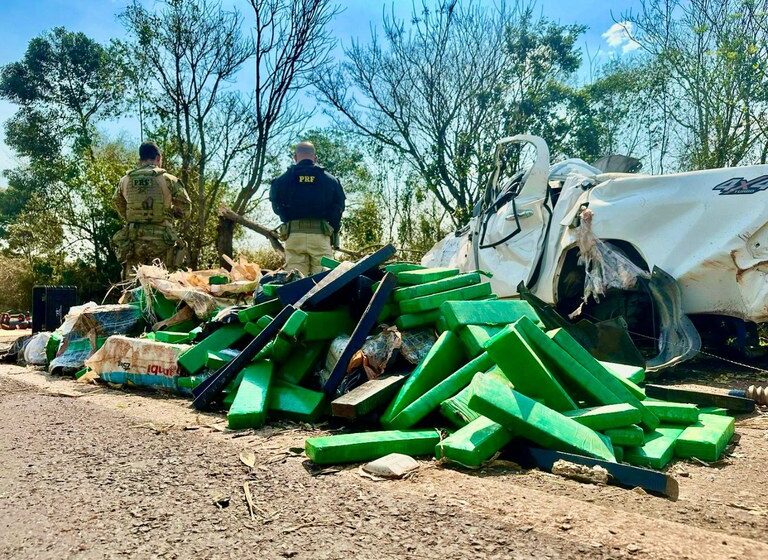  Após perseguição, PRF apreende caminhonete roubada recheada de maconha no Paraná