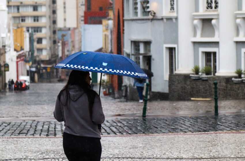  Massa de ar polar traz chuva e derruba temperatura, mas melhora o ar no Paraná