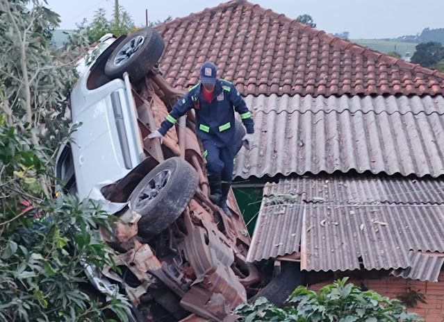  Caminhonete capota e fica parado sobre telhado de casa em Manoel Ribas