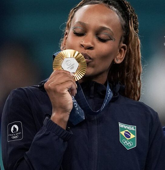  Rebeca é ouro no solo e vira maior medalhista olímpica do Brasil