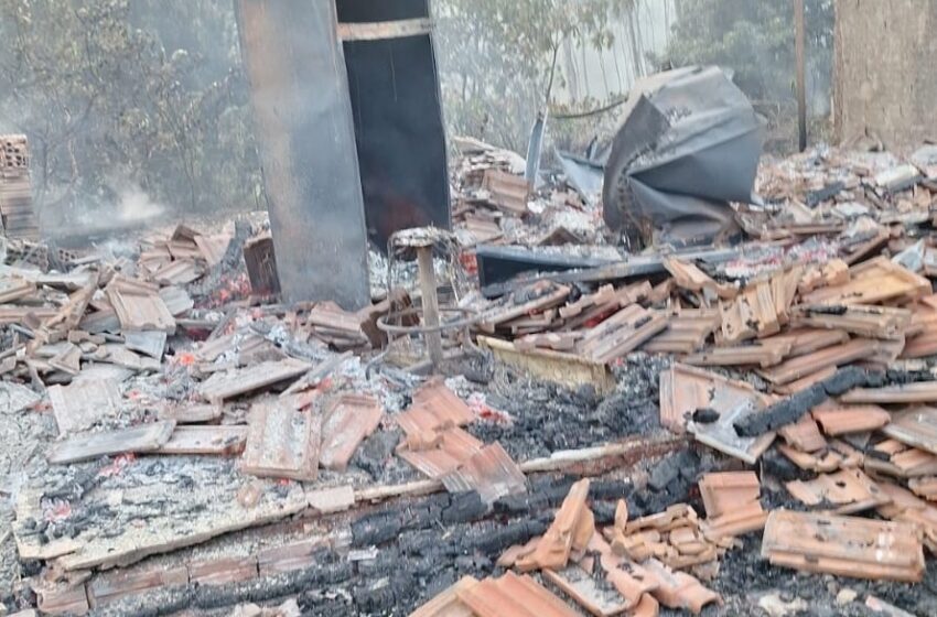  Casa é destruída por fogo na zona rural de Lunardelli