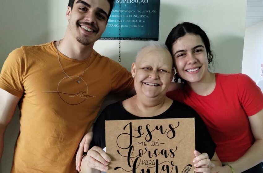  Vendedora celebra última sessão de quimioterapia