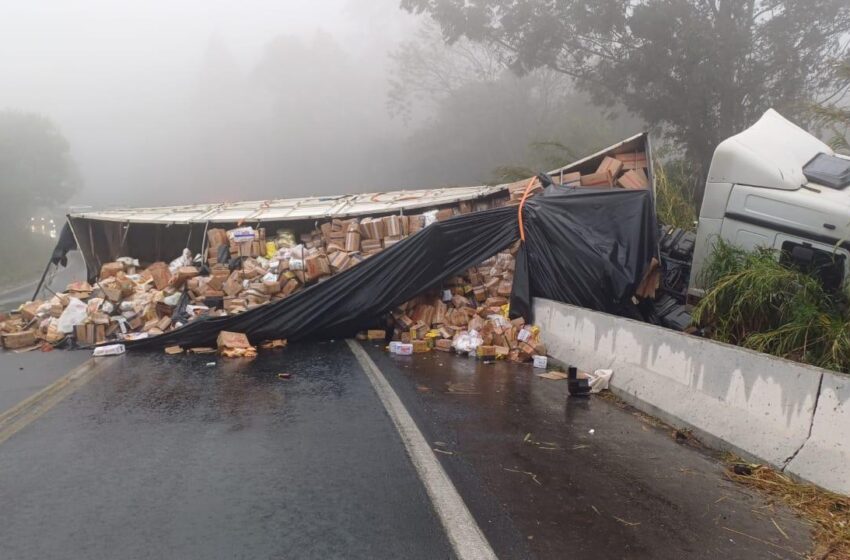  Batida entre caminhão e carro provoca duas mortes em Ortigueira