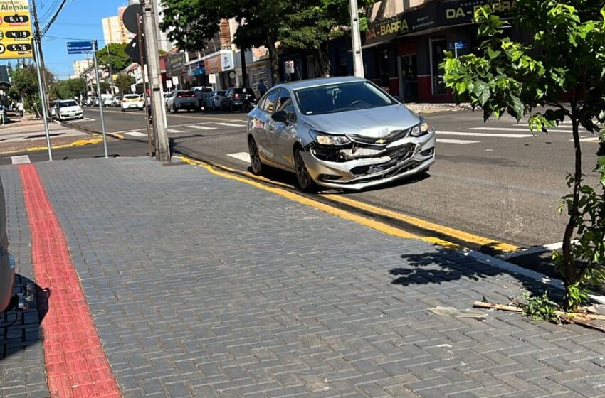  Cruzamento perigoso: batida envolve três carros em Apucarana