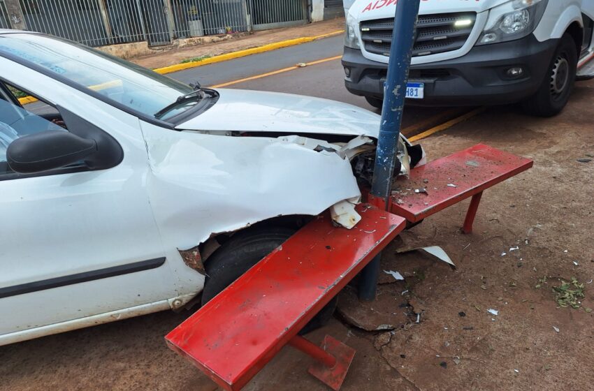  Motorista bate contra ponto de ônibus em Apucarana