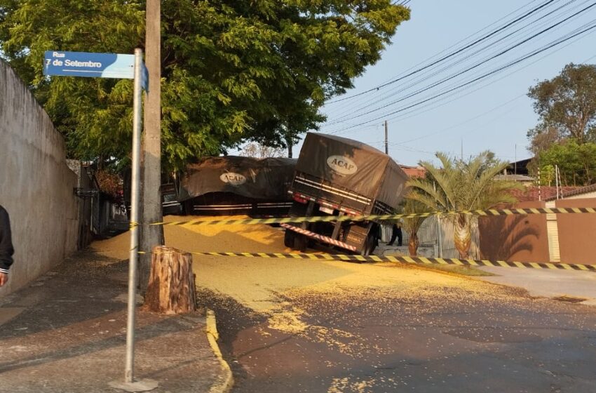  Carreta carregada com milho tomba na Vila Regina em Apucarana