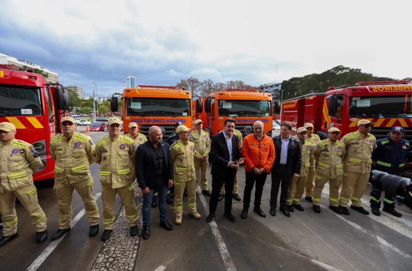  Governador Ratinho Junior entrega 10 novos caminhões para combate a incêndios