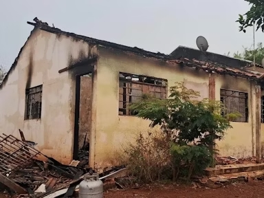  Casa destruída pelo fogo em Novo Itacolomi