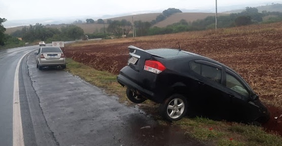  Após colisão traseira, um dos veículos deixou o local na PR-466