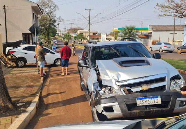  S-10 colide com Prisma na avenida José Naline em Borrazópolis