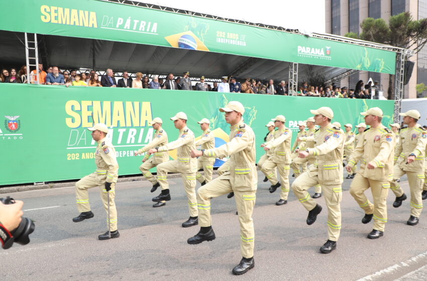  Desfile com milhares de pessoas festeja os 202 anos da Independência do Brasil