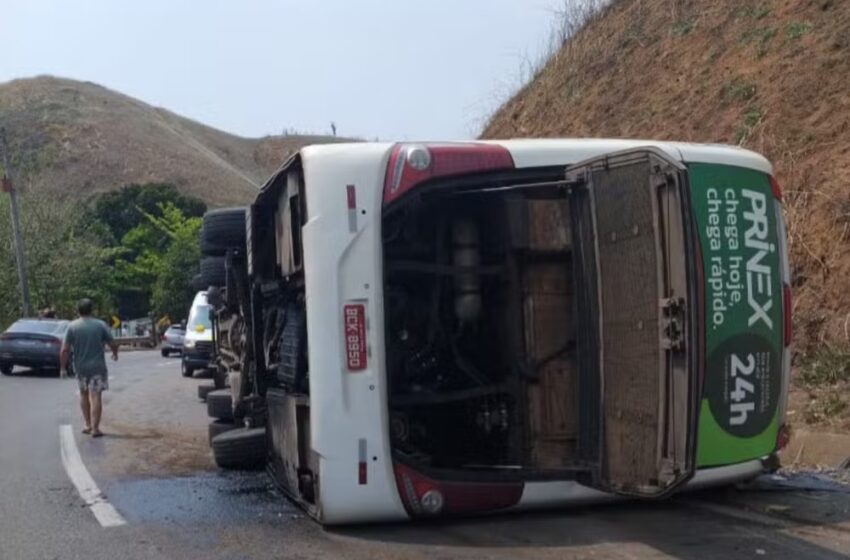  Ônibus com time de futebol americano tomba e deixa 3 mortos no Rio de Janeiro