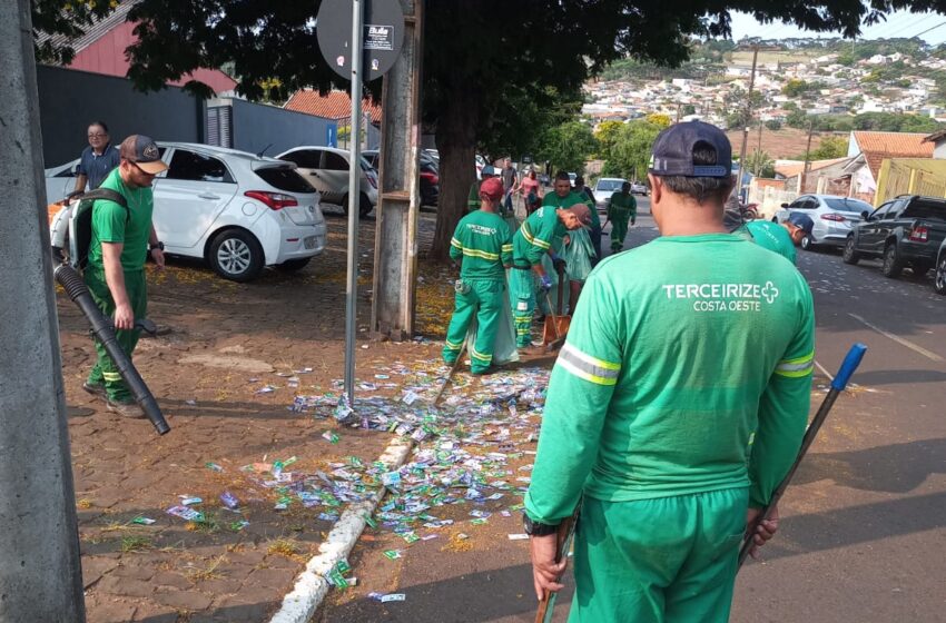  Eleições 2024: Ruas de Apucarana com muitos santinhos