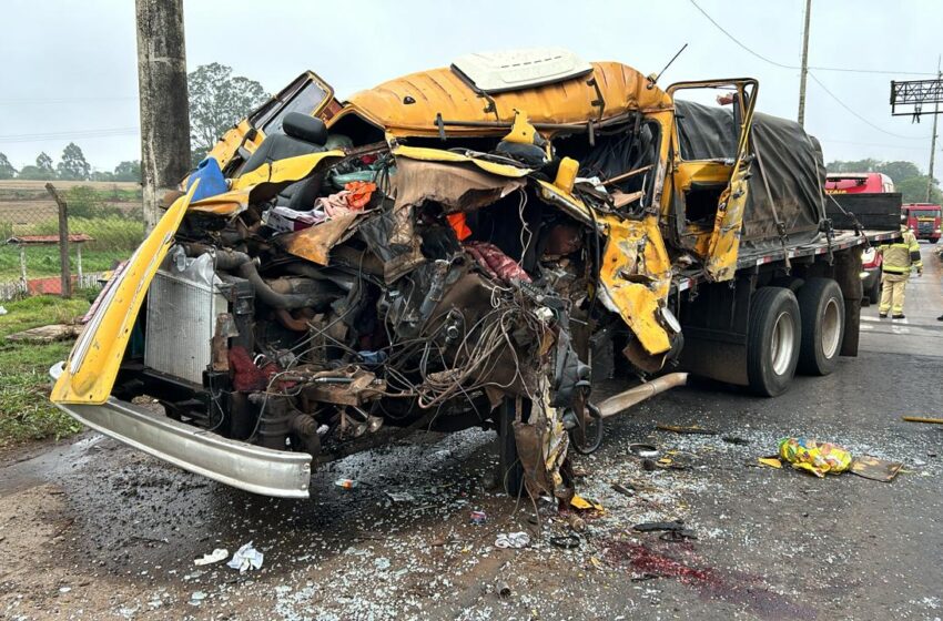  Batida entre caminhões deixa motorista com ferimentos graves