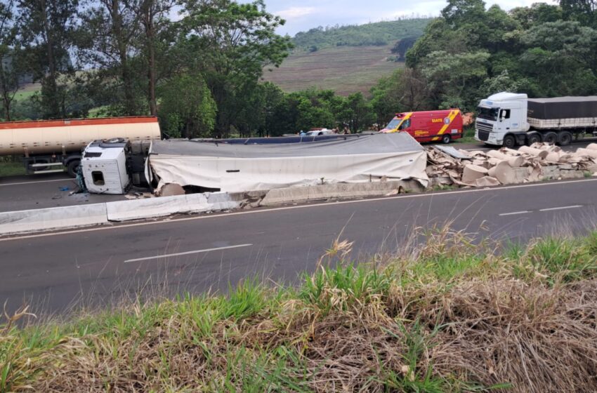  Caminhão tomba na BR-376 em Califórnia