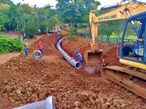  Prefeito Gallo inspeciona obras de pavimentação da Rua Manoel Moreira Vidal no Jardim Santa Helena