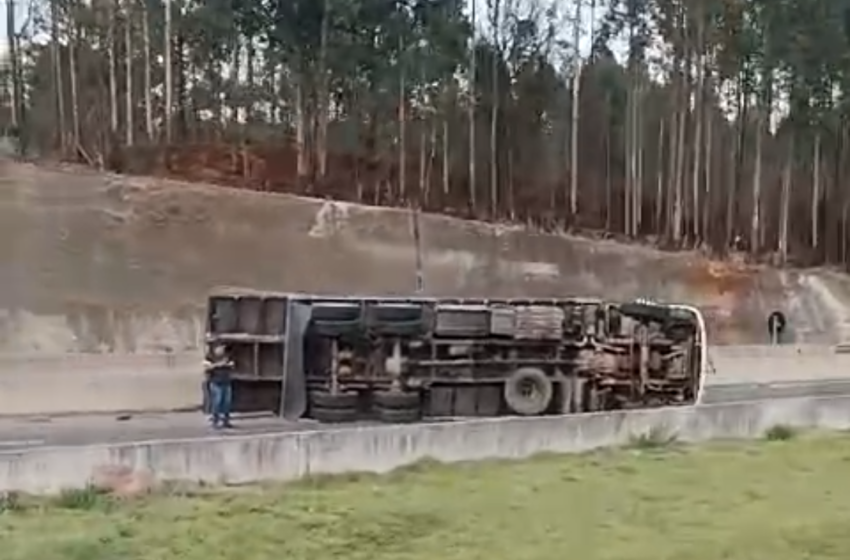  Caminhão tomba no Contorno Sul de Apucarana