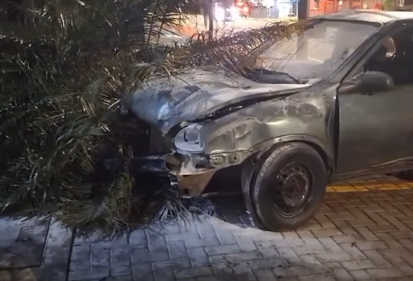  Carro bate contra lixeiras em Apucarana