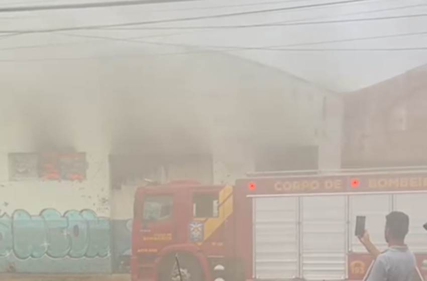  Bombeiros combatem incêndio em barracão em Apucarana