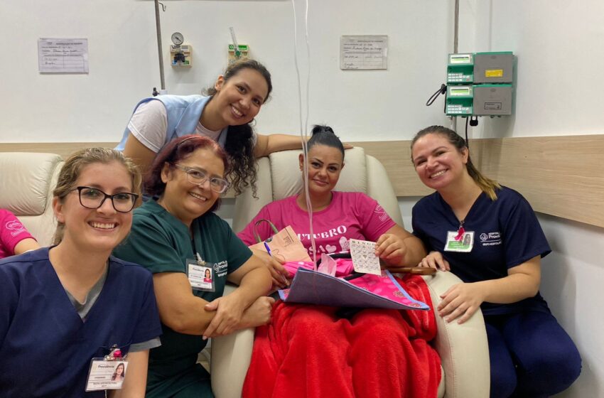  Outubro Rosa: Equipe realiza bingo para pacientes em tratamento de quimioterapia