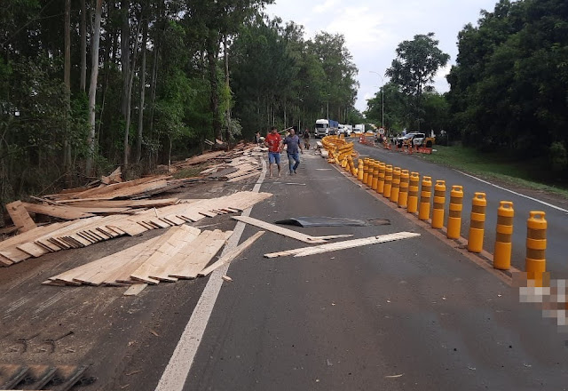  Caminhão perde freios e causa incidente em frente ao Posto Rodoviário do Porto Ubá