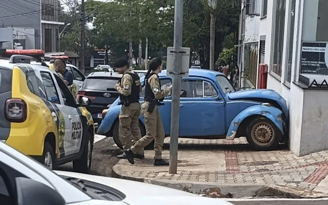  Fusca colide contra parede de prédio comercial em Ivaiporã