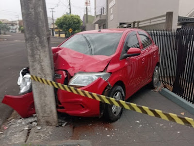  Carro bate contra poste em Borrazópolis