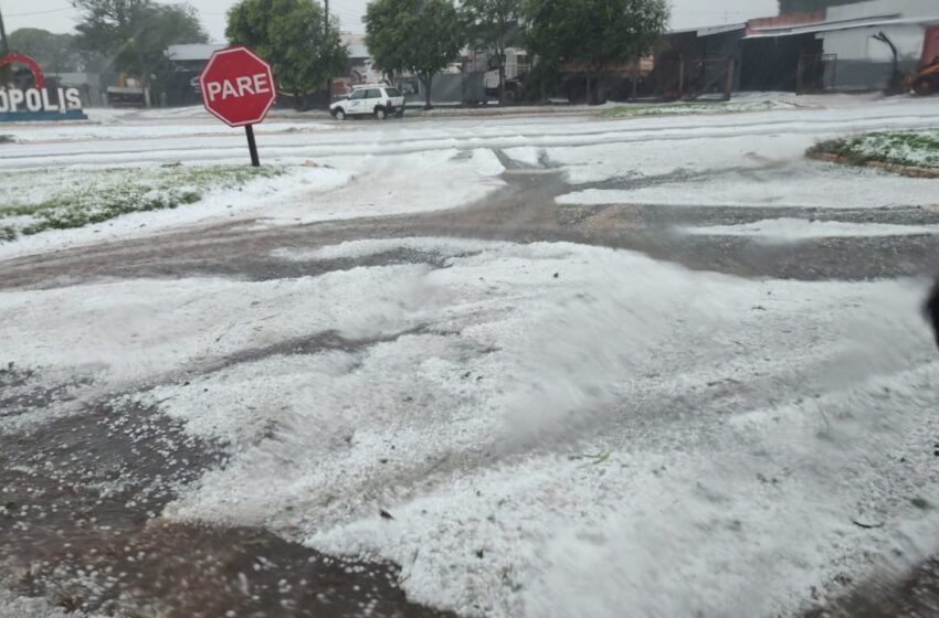  Chuva de granizo surpreende moradores e provoca danos em cidades da região