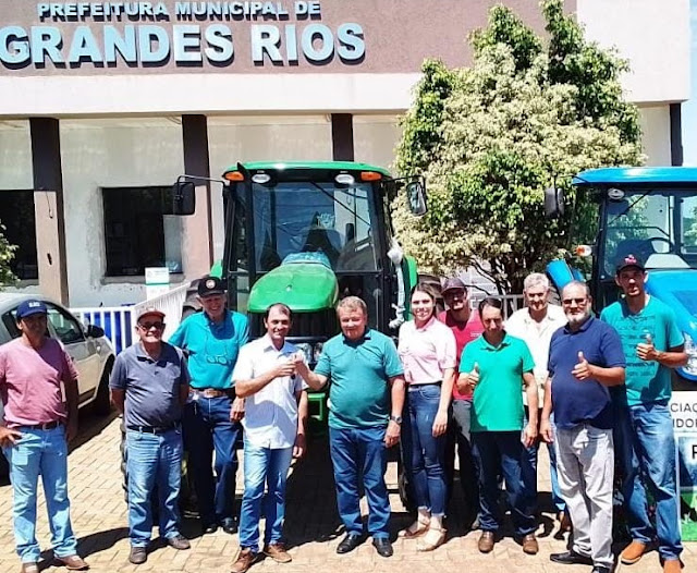  Prefeito de Grandes Rios, “Toninho do Café”, entrega maquinários agrícolas