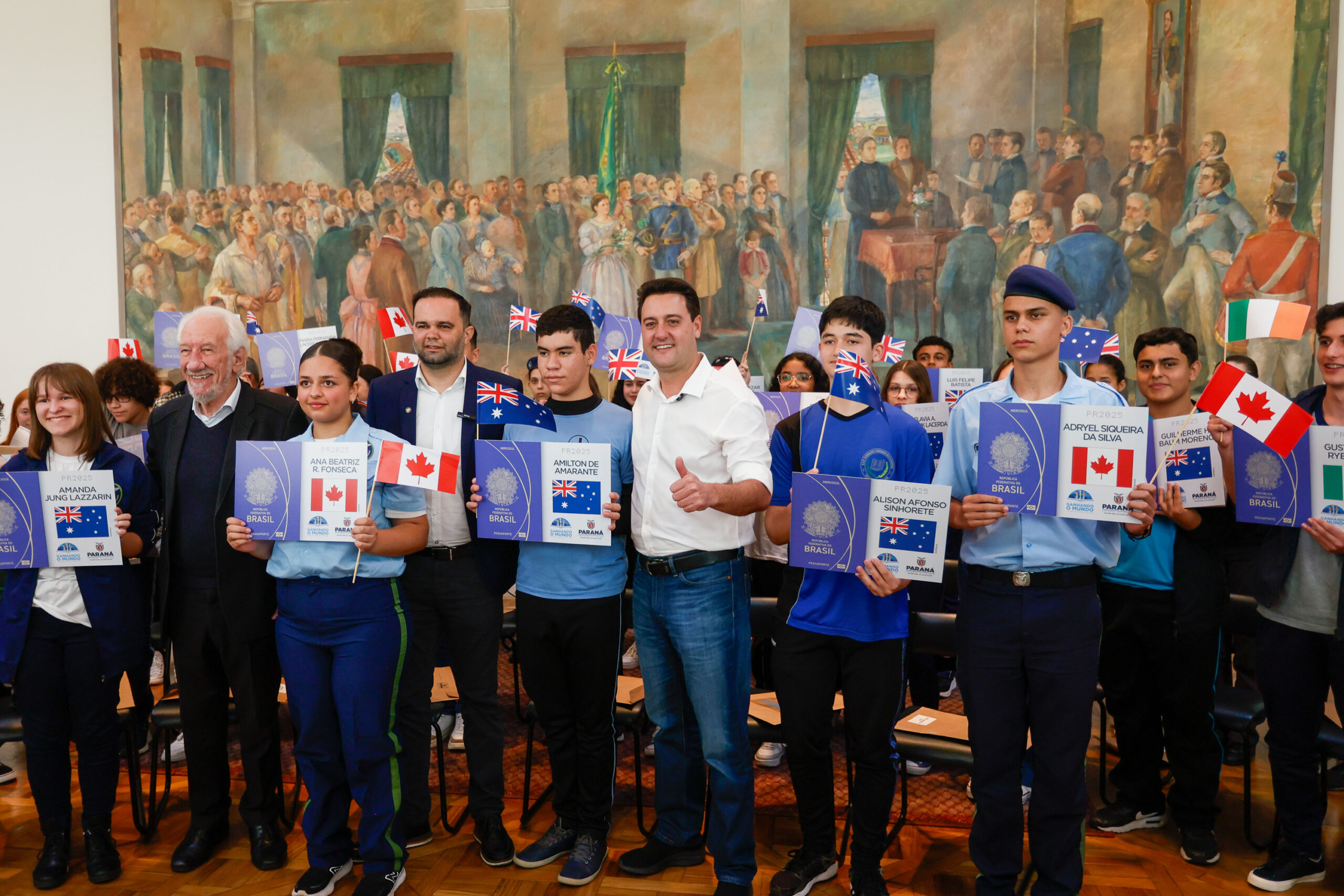 Governador Carlos Massa Ratinho Junior recebe  alunos do Ganhando o Mundo