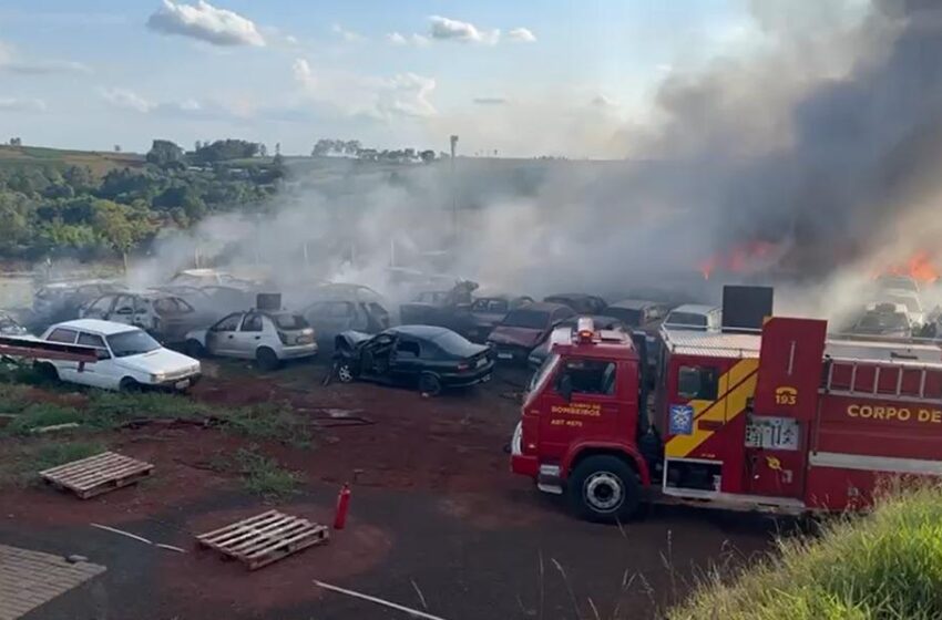  Incêndio atinge pátio de veículos apreendidos do 10° Batalhão em Apucarana; veja