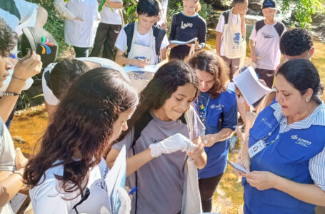 Estudante analisam qualidade da água do Ribeirão Centenário em Iguatemi, Maringá