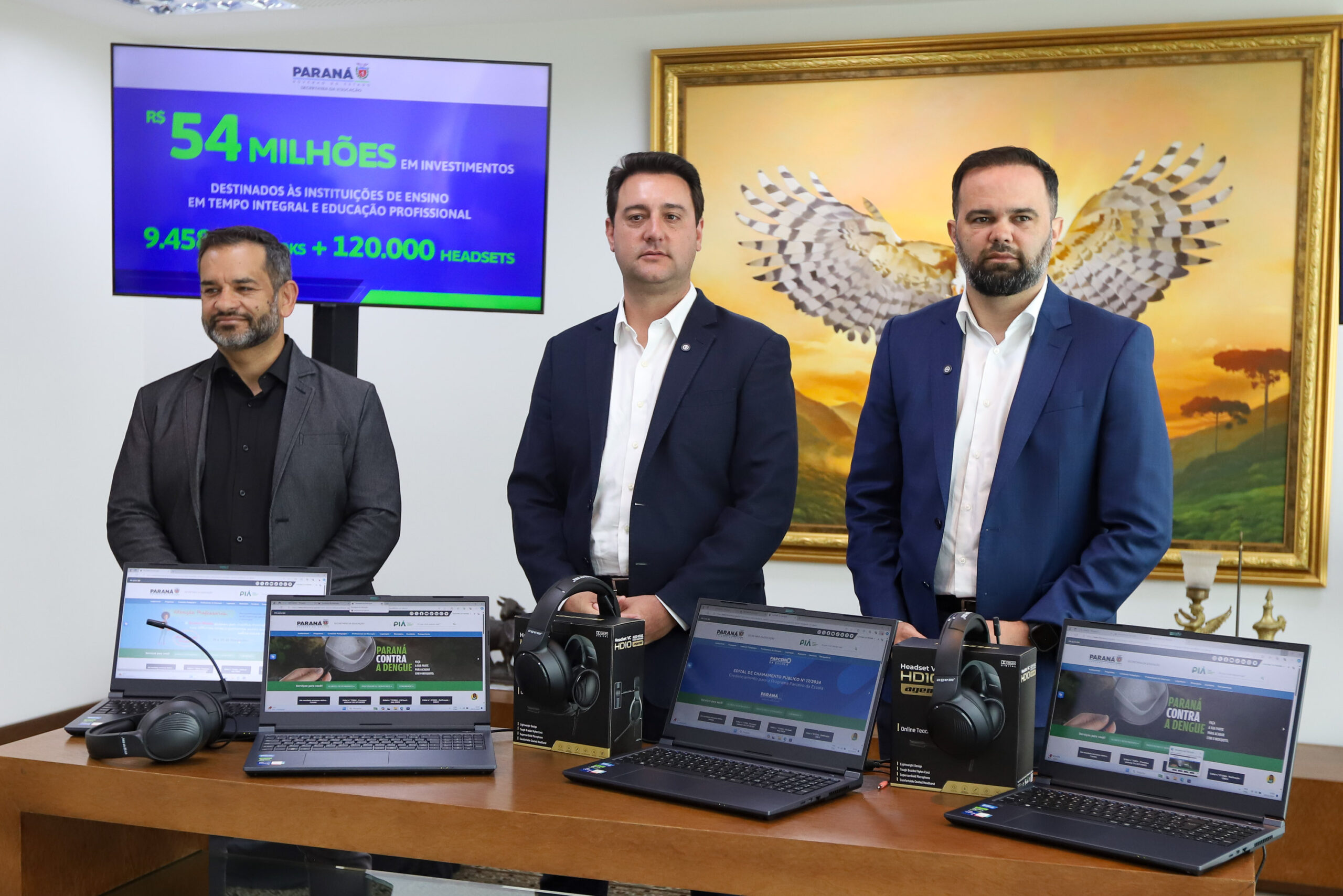 O governador Carlos Massa Ratinho Junior e o secretario  da Educação Roni Miranda,  entregam notebooks e fones de ouvido, destinados
às Instituições de Ensino em Tempo Integral e Educação Profissional,  nesta terca-feira (19).